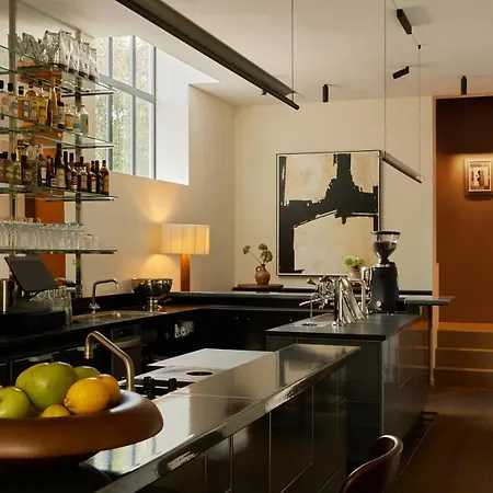 Morgan & Mees فندق 4*